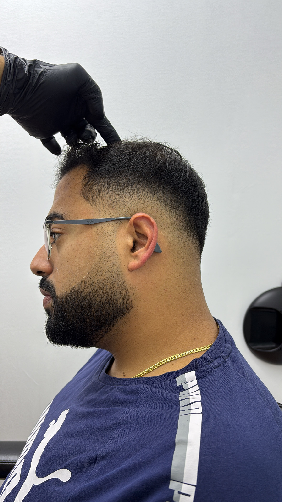 Fade en baard bij een klant met bril
