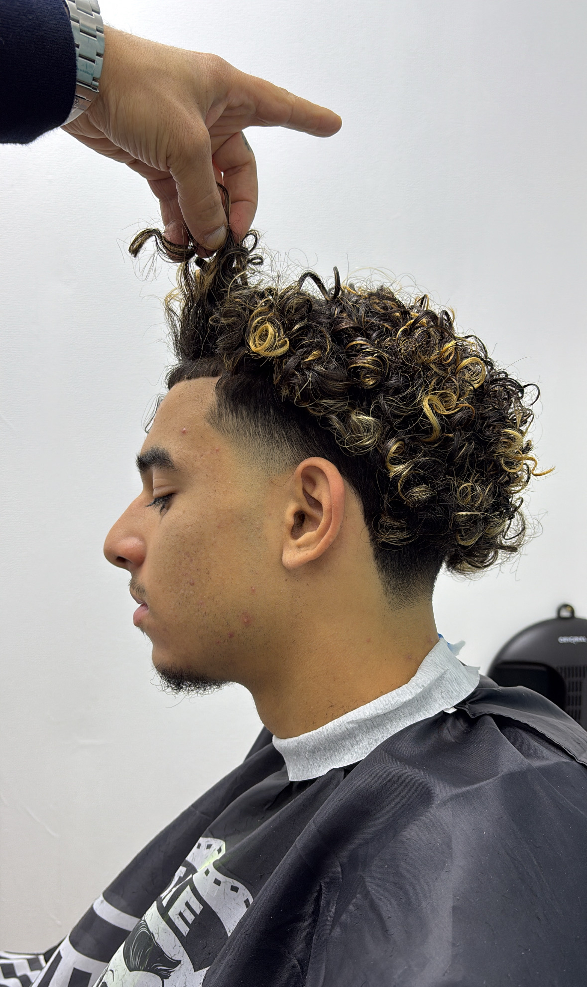 Krullen met lichte highlights en een strakke zijkant